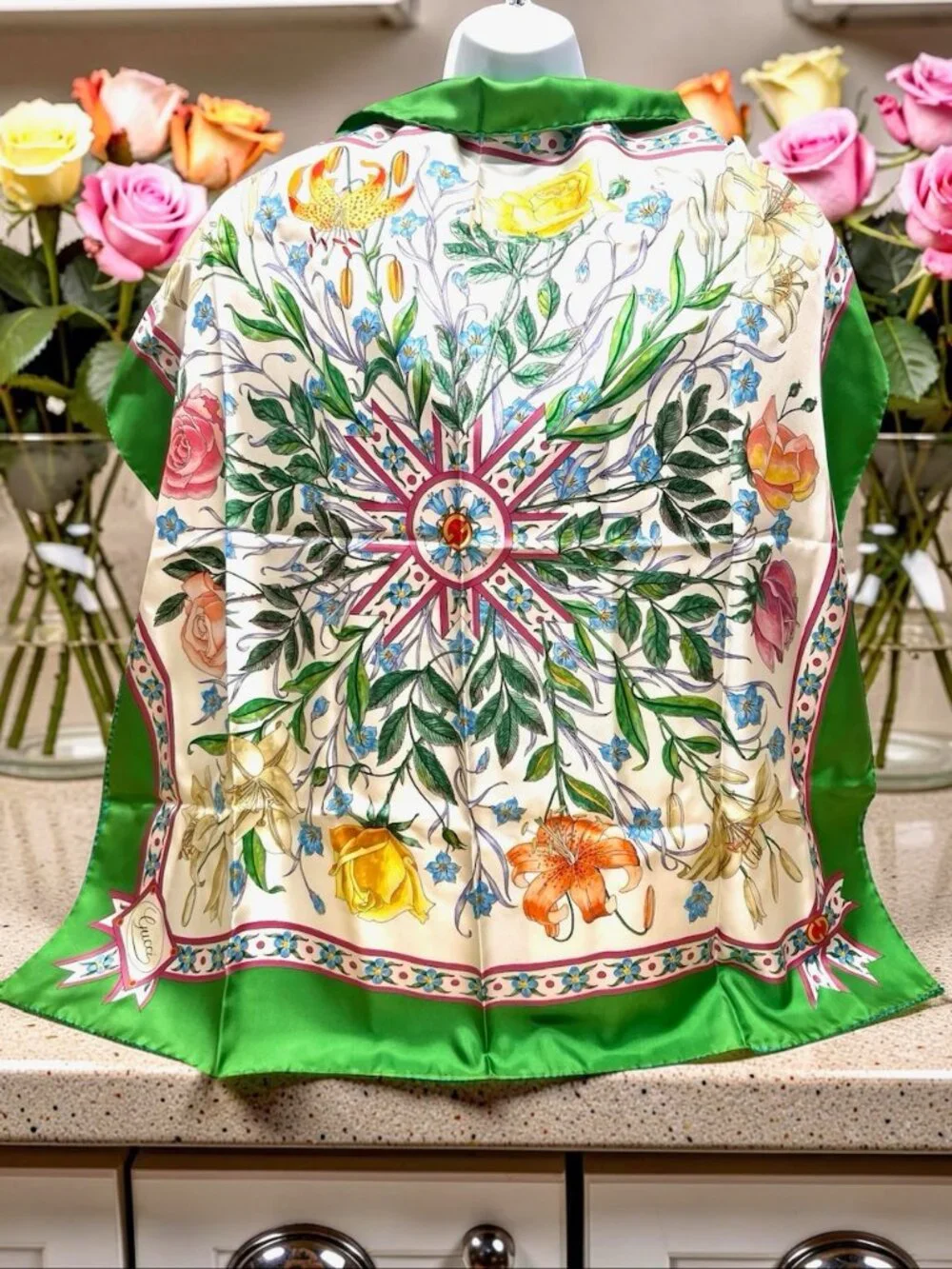 Beautiful Gucci V. ACCORNERO Floral Silk Satin Scarf  Green Beige Pink Flora (22